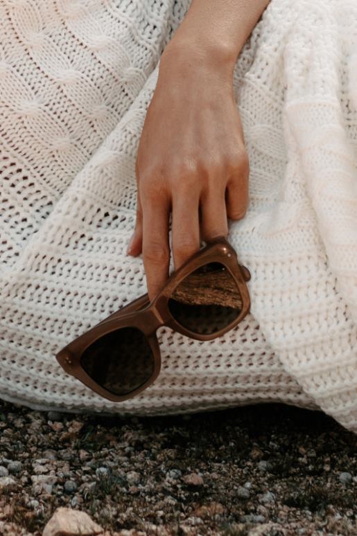 amber de Teigen Billini zonnebril met vierkant montuur NanaMacs HPTT4450