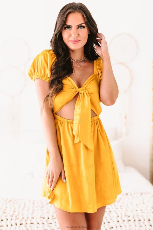goudgeel golden hour satijnen jacquardjurk met gestrikte voorkant NanaMacs HPTT2234