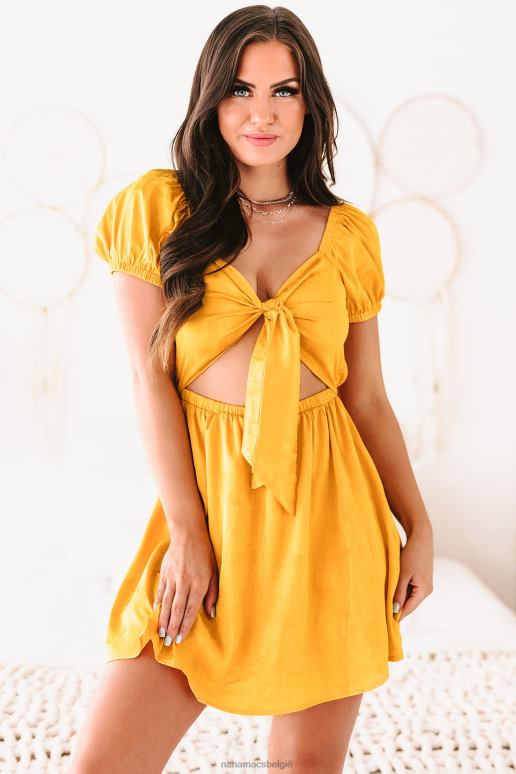 goudgeel golden hour satijnen jacquardjurk met gestrikte voorkant NanaMacs HPTT2234