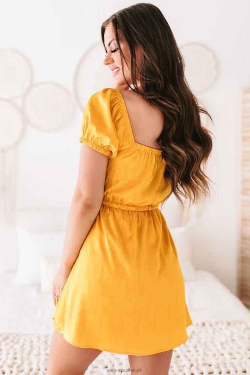 goudgeel golden hour satijnen jacquardjurk met gestrikte voorkant NanaMacs HPTT2234