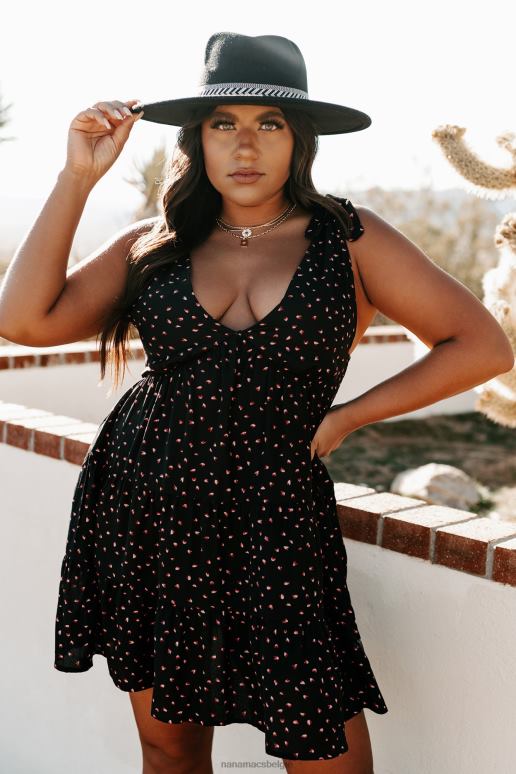 zwart ze heeft een jurk met hartjesprint NanaMacs HPTT2196