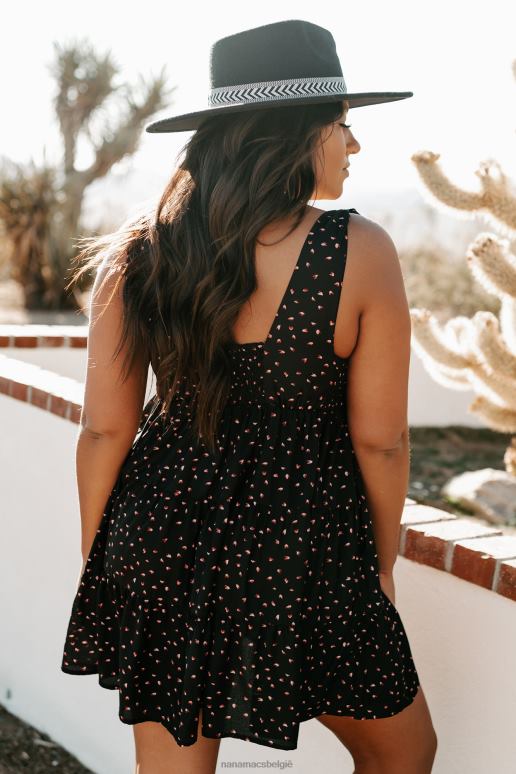 zwart ze heeft een jurk met hartjesprint NanaMacs HPTT2196