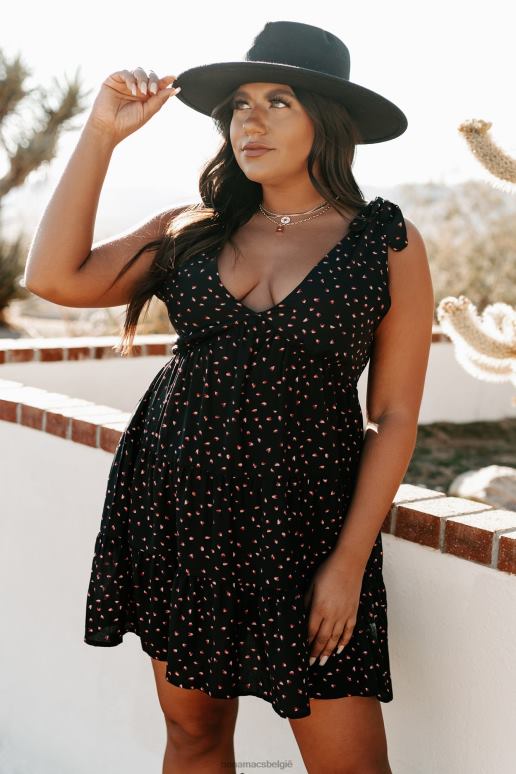 zwart ze heeft een jurk met hartjesprint NanaMacs HPTT2196