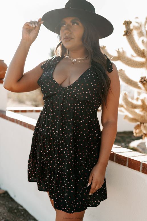 zwart ze heeft een jurk met hartjesprint NanaMacs HPTT2196