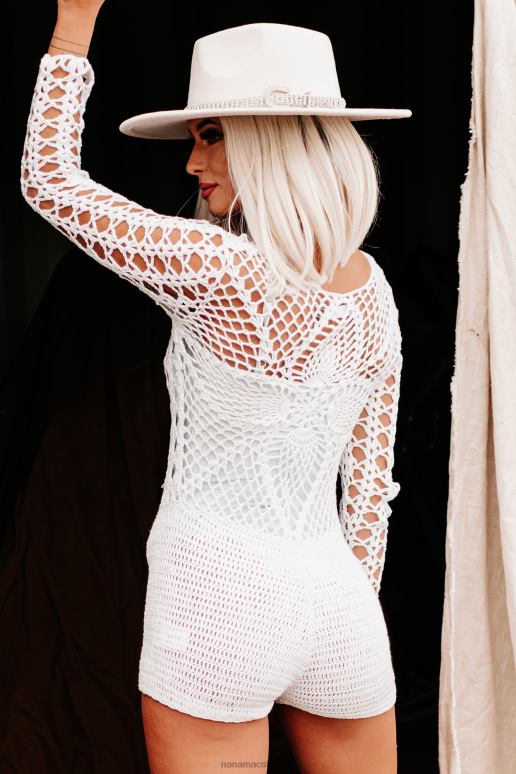 wit ergens op een strand gehaakte gebreide romper zwemkleding omhoog NanaMacs HPTT3557