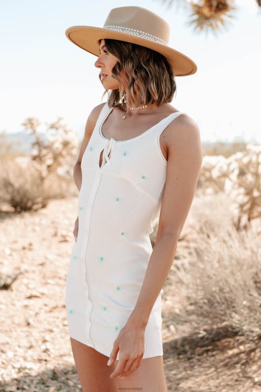 gebroken wit kleine dromer bodycon met geborduurde bloemen en knopen aan de voorkant NanaMacs HPTT2485