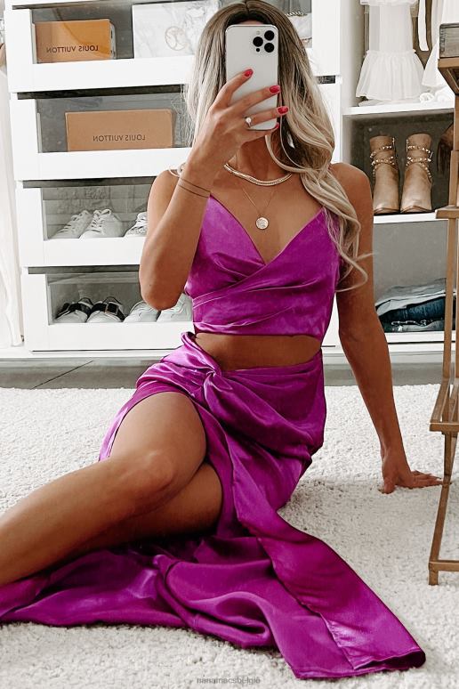 paars verfijnde satijnen maxi-jurk met uitsnijding aan de voorkant NanaMacs HPTT2426