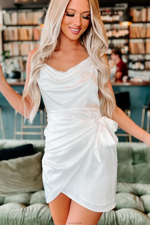 gebroken wit waardoor het een officiële mini-jurk met gedrapeerde halslijn is NanaMacs HPTT2168