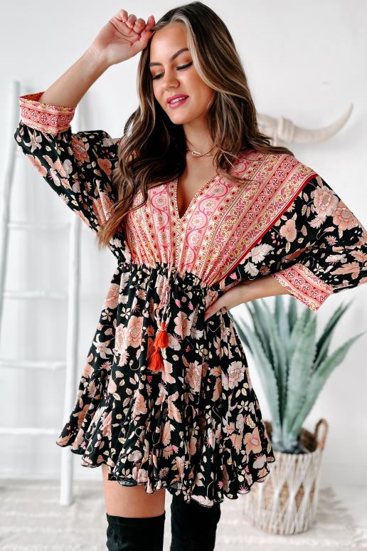 zwart/roze vrolijke mini-jurk met gemengde print en ruches aan de zoom NanaMacs HPTT2208