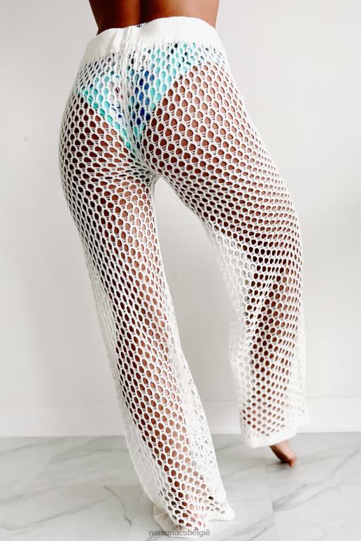 wit tweedelige gehaakte broekenset aan het zwembad NanaMacs HPTT1590