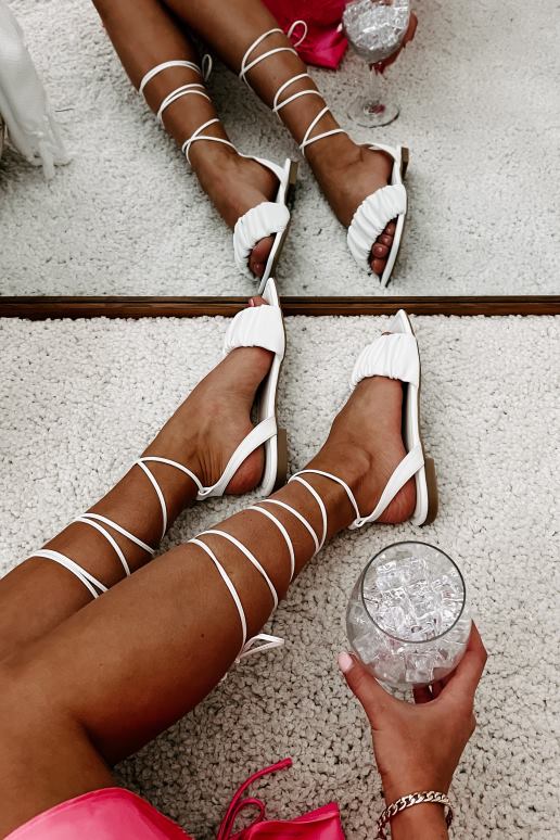 wit brenda sandalen met enkelbandjes en ruches NanaMacs HPTT4035