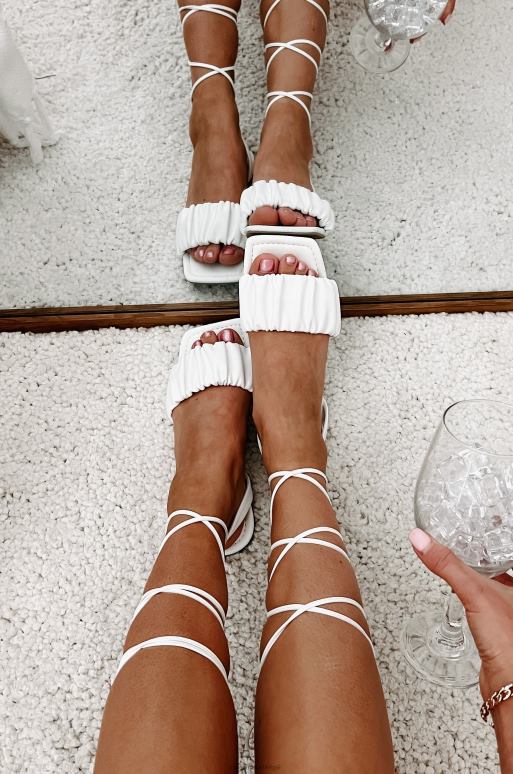 wit brenda sandalen met enkelbandjes en ruches NanaMacs HPTT4035