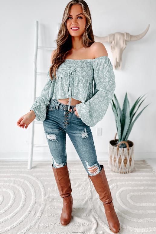 stoffige salie dreaming of love gebloemde crop top met ruches NanaMacs HPTT978