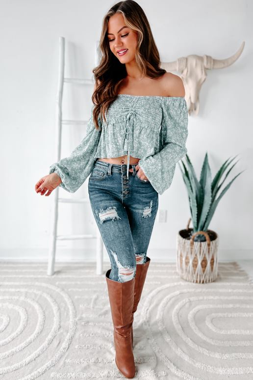 stoffige salie dreaming of love gebloemde crop top met ruches NanaMacs HPTT978