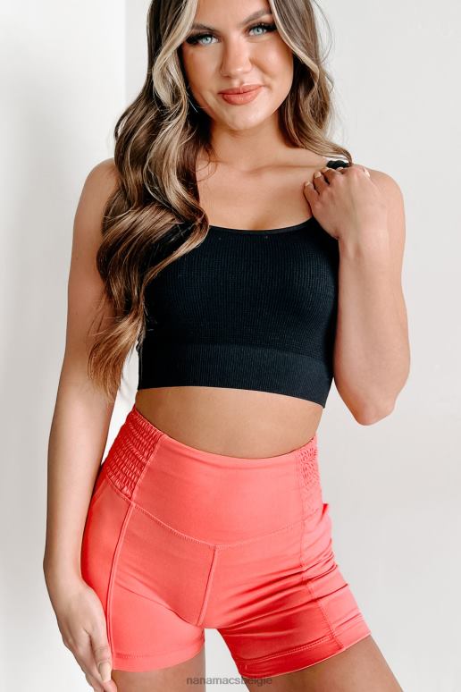 zwart gericht op een comfortabele wafeltank NanaMacs HPTT564